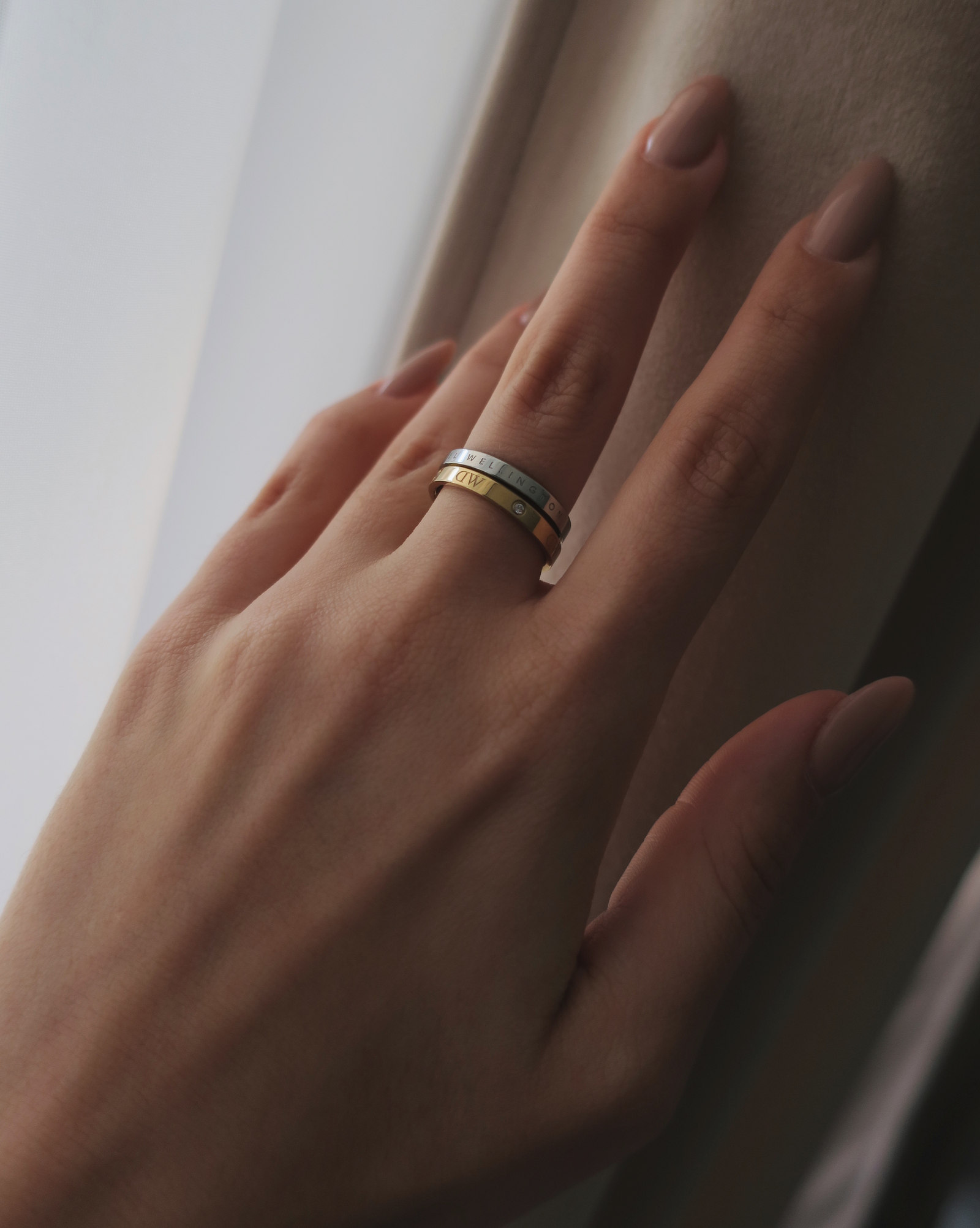 Dwa dwukolorowe pierścionki na dłoni